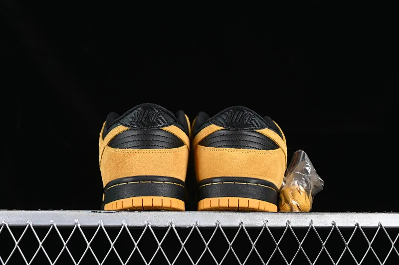 All Categories Nk SB Dunk Series Nk SB Dunk Low Low-top sneakers Nk Dunk SB Low "Valentines Day" Raw rubber black and yellow Retro low-top casual sports skateboard shoes 304292-706